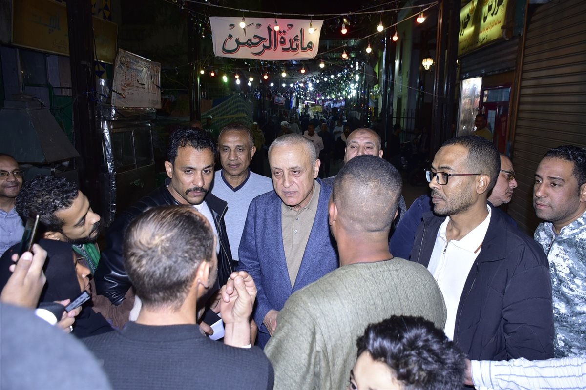 محافظ الأقصر يصلي التراويح مع المواطنين&nbsp;