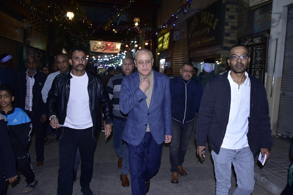 محافظ الأقصر يصلي التراويح مع المواطنين&nbsp;