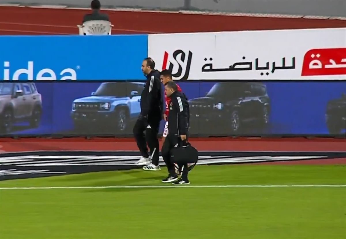 <strong>إصابة ياسين مرعي لاعب الأهلي خلال مباراة سموحة بالدوري الممتاز</strong>