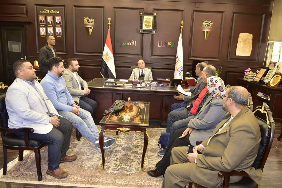 لقاء محافظ الأقصر مع وفد نقابة الأطباء&nbsp;