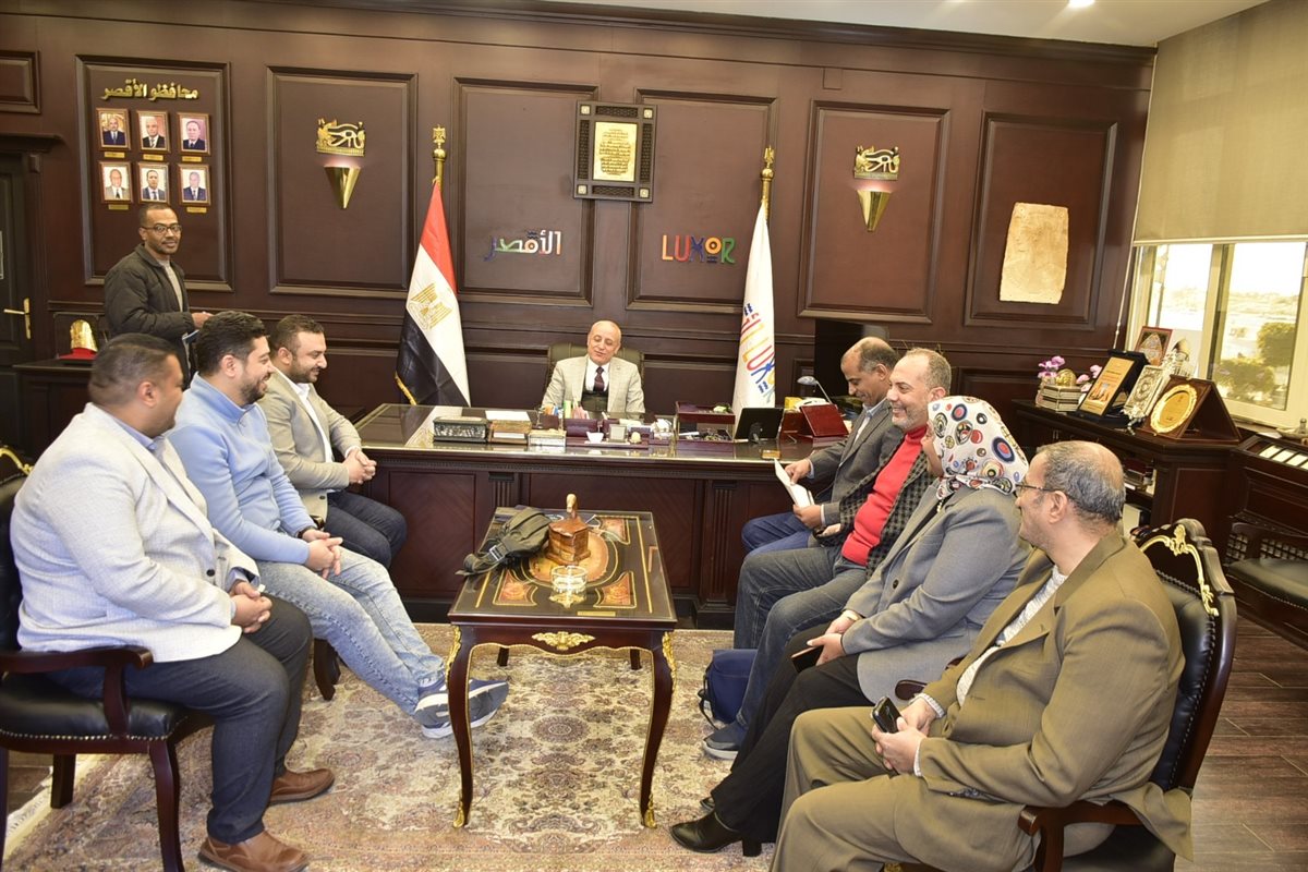 لقاء محافظ الأقصر مع وفد نقابة الأطباء&nbsp;