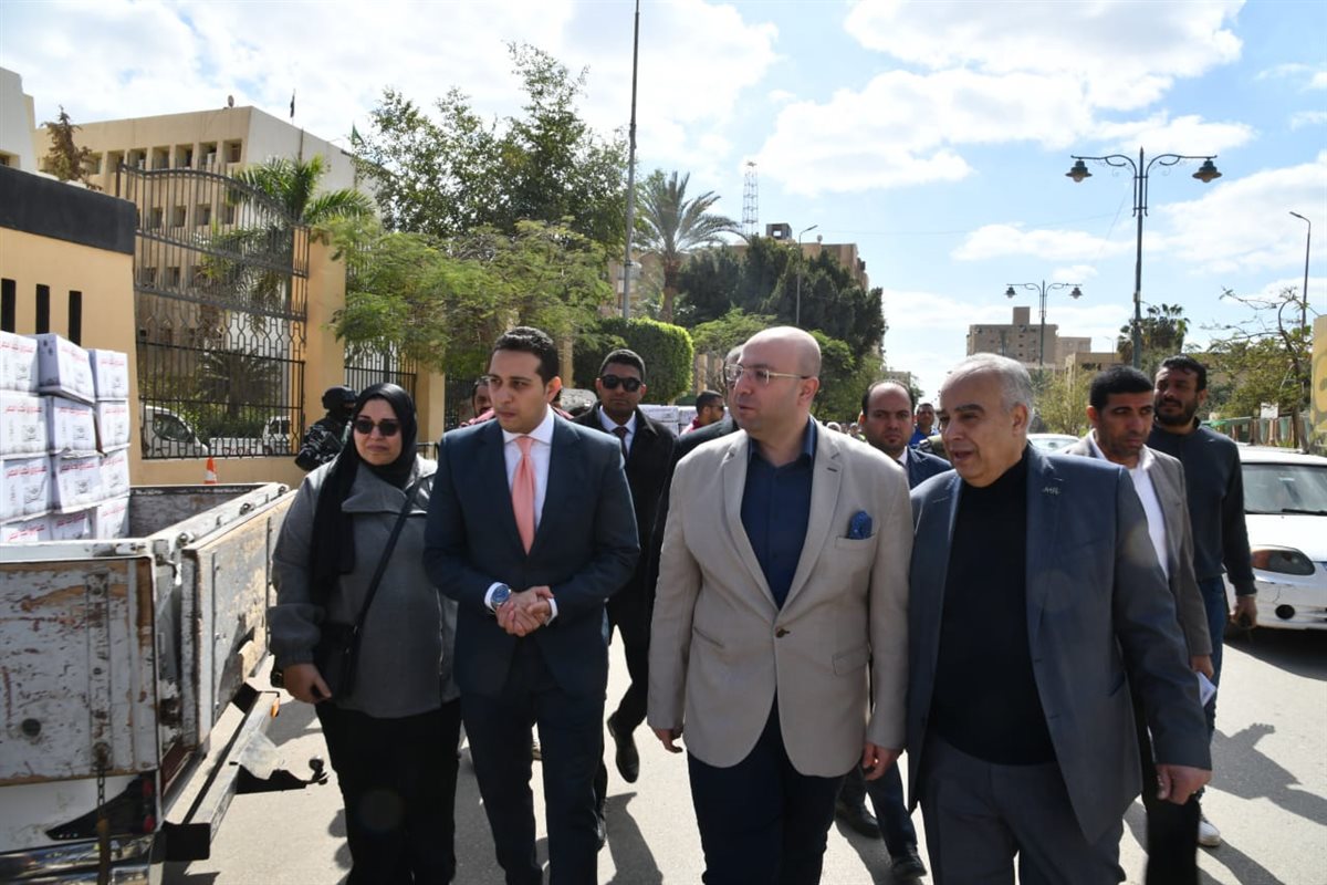 محافظ الفيوم يتفقد قافلة أبواب الخير