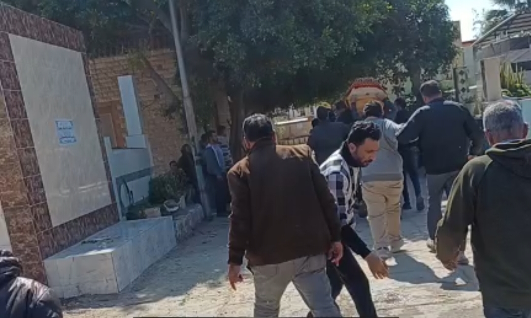 انهيار والد العروس فاطمة خليل خلال جنازتها 