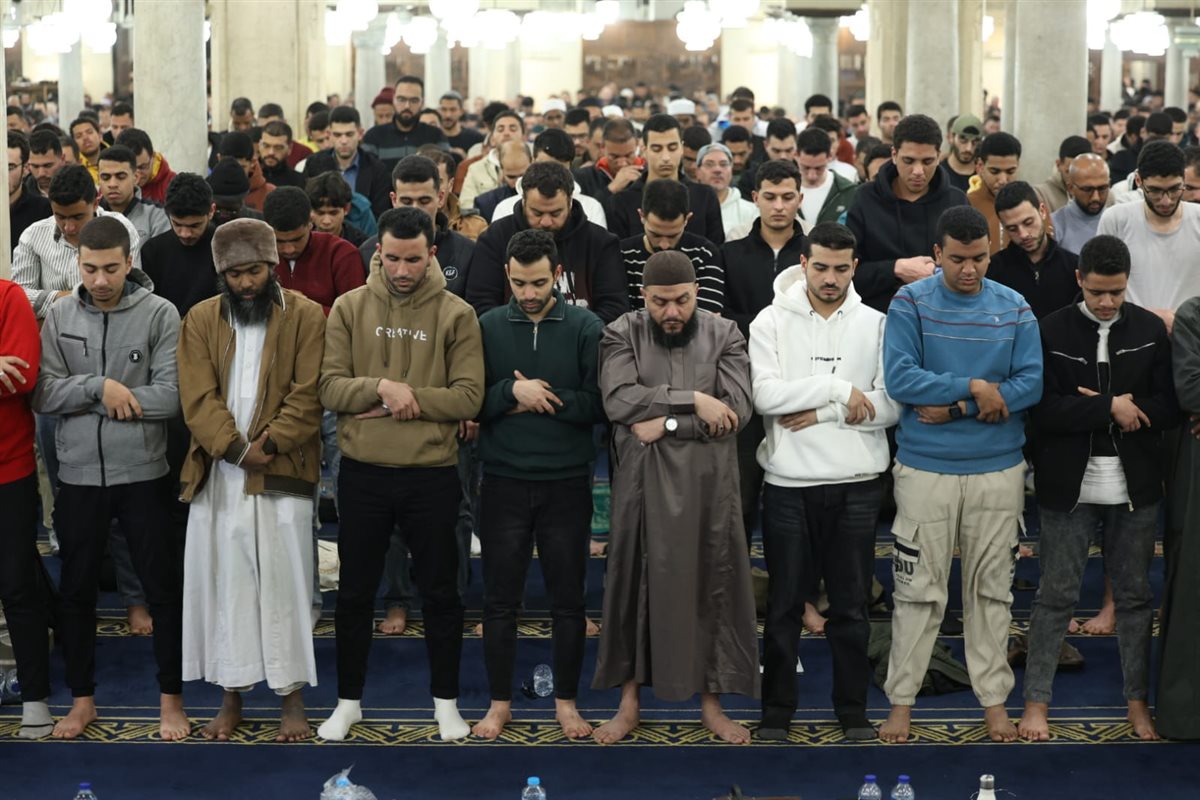بروايات حفص وقنبل وخلف والدوري.. أئمة الجامع الأزهر يؤمون المصلين في صلاة التراويح بالقراءات المتواترة