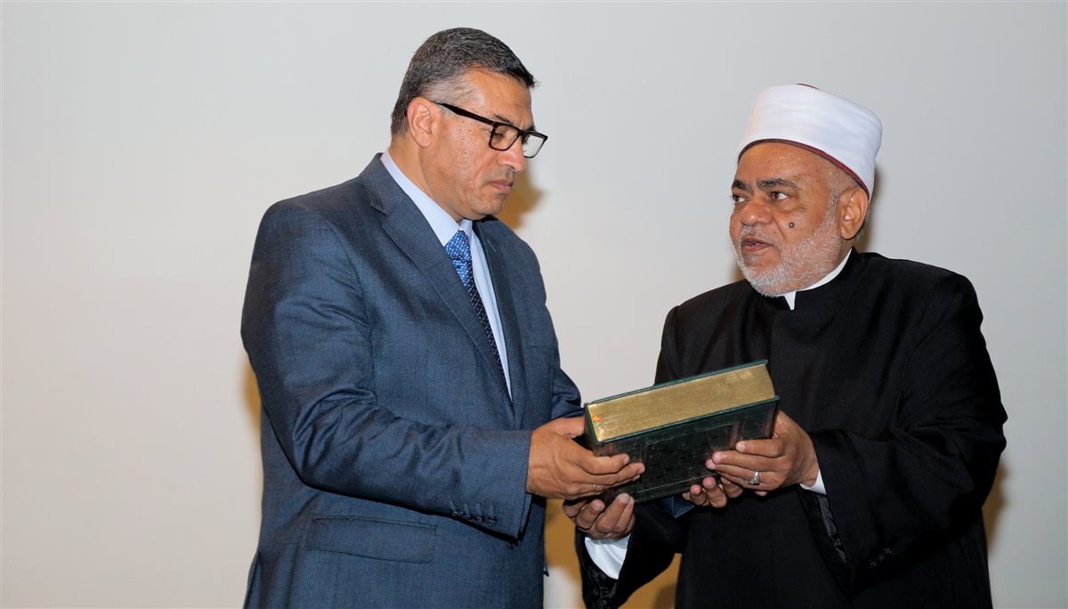 شيخ الأزهر يهدي محافظ قنا مصحفا بماء الذهب