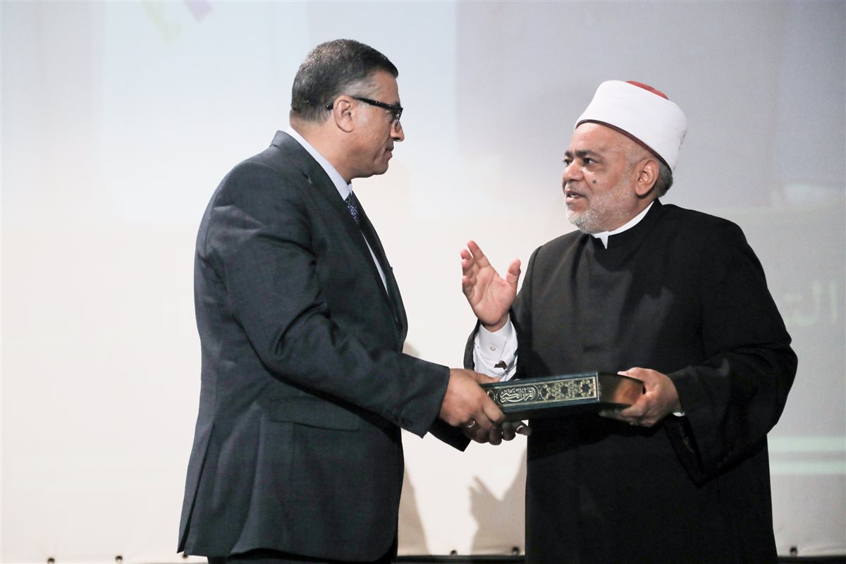 شيخ الأزهر يهدي محافظ قنا مصحفا بماء الذهب