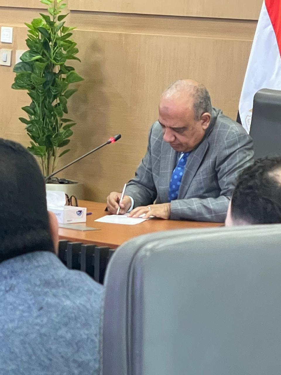 وزير الكهرباء والطاقة المتجددة