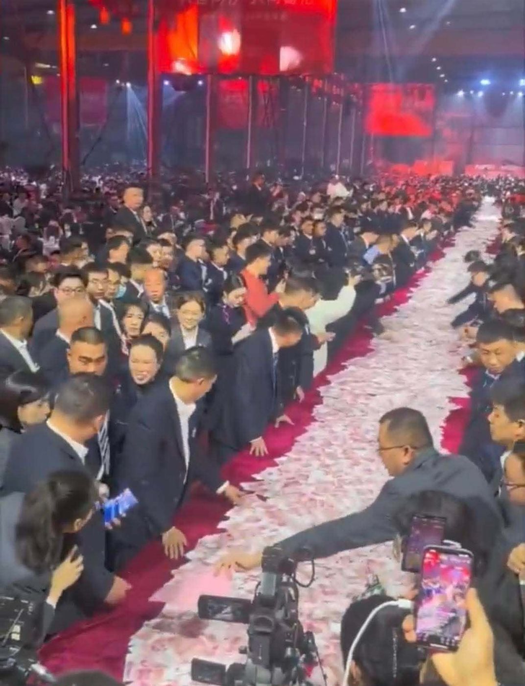 رئيس شركة صينية يوزّع 180 مليون يوان أرباحًا على موظفيه في احتفال سنوي