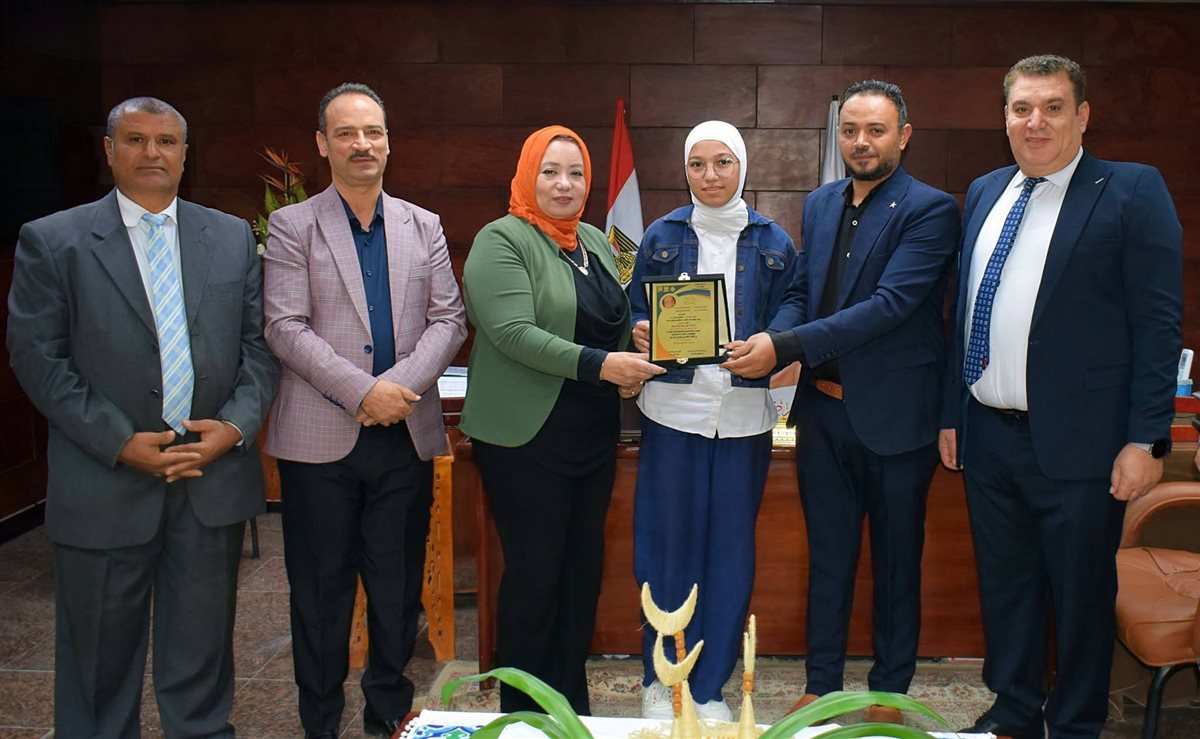 تكريم أوائل الثانوية العامة المشاركين في أوائل الطلبة 