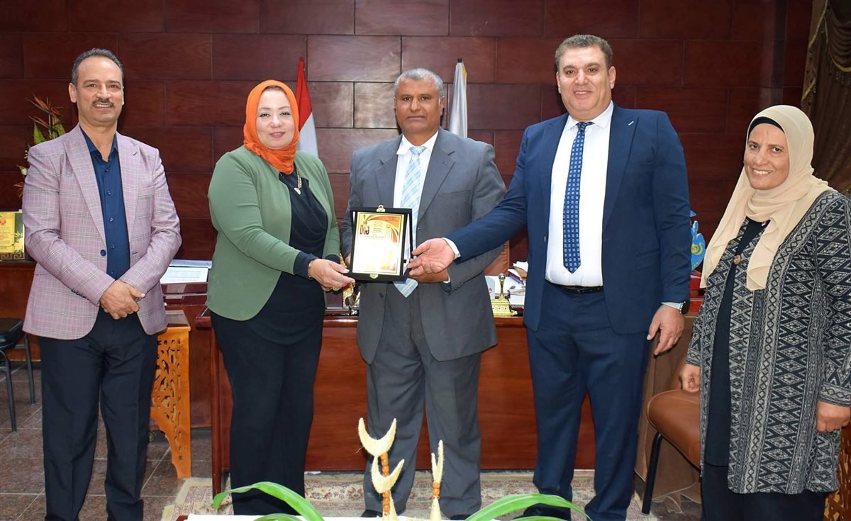 تكريم أوائل الثانوية العامة المشاركين في أوائل الطلبة 