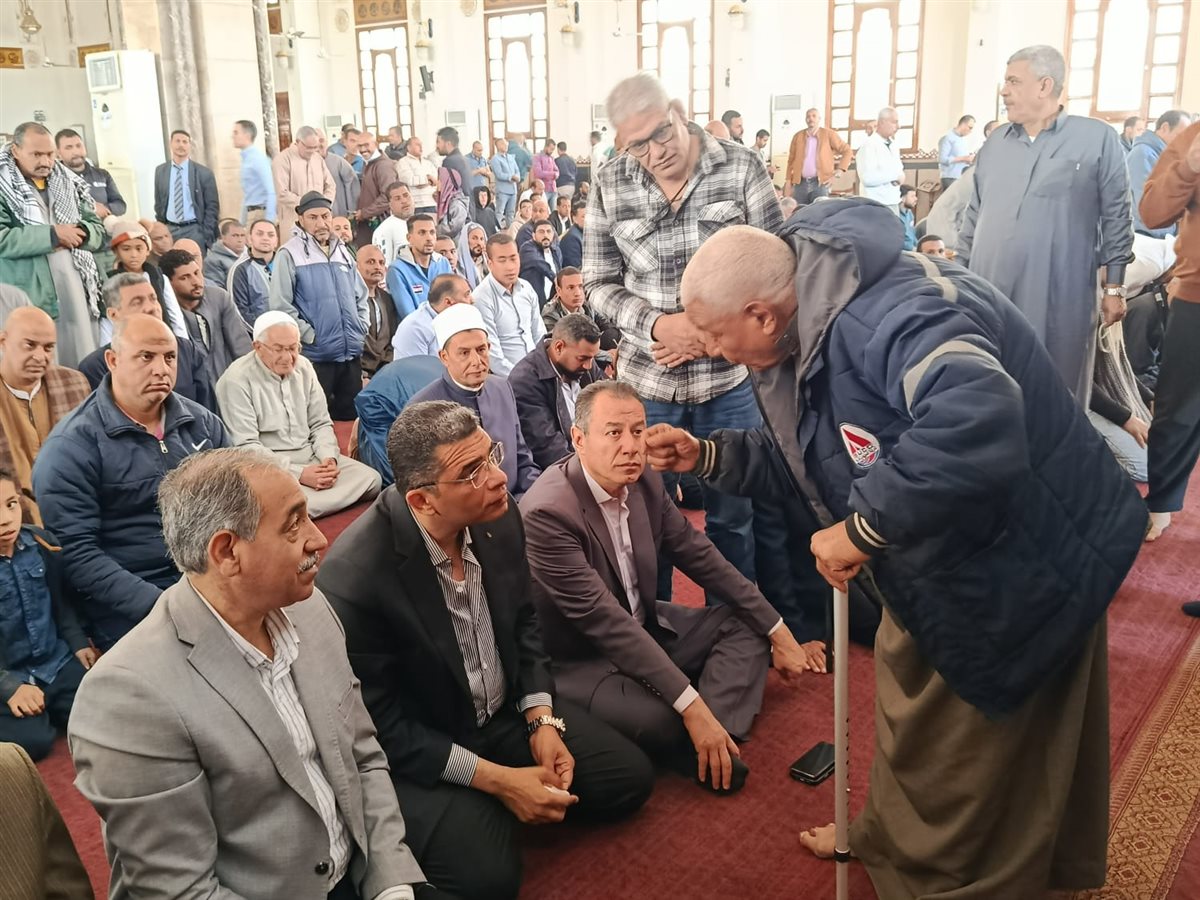 محافظ البحر الاحمر يؤدي صلاة الجمعة بمسجد الميناء بالغردقة 