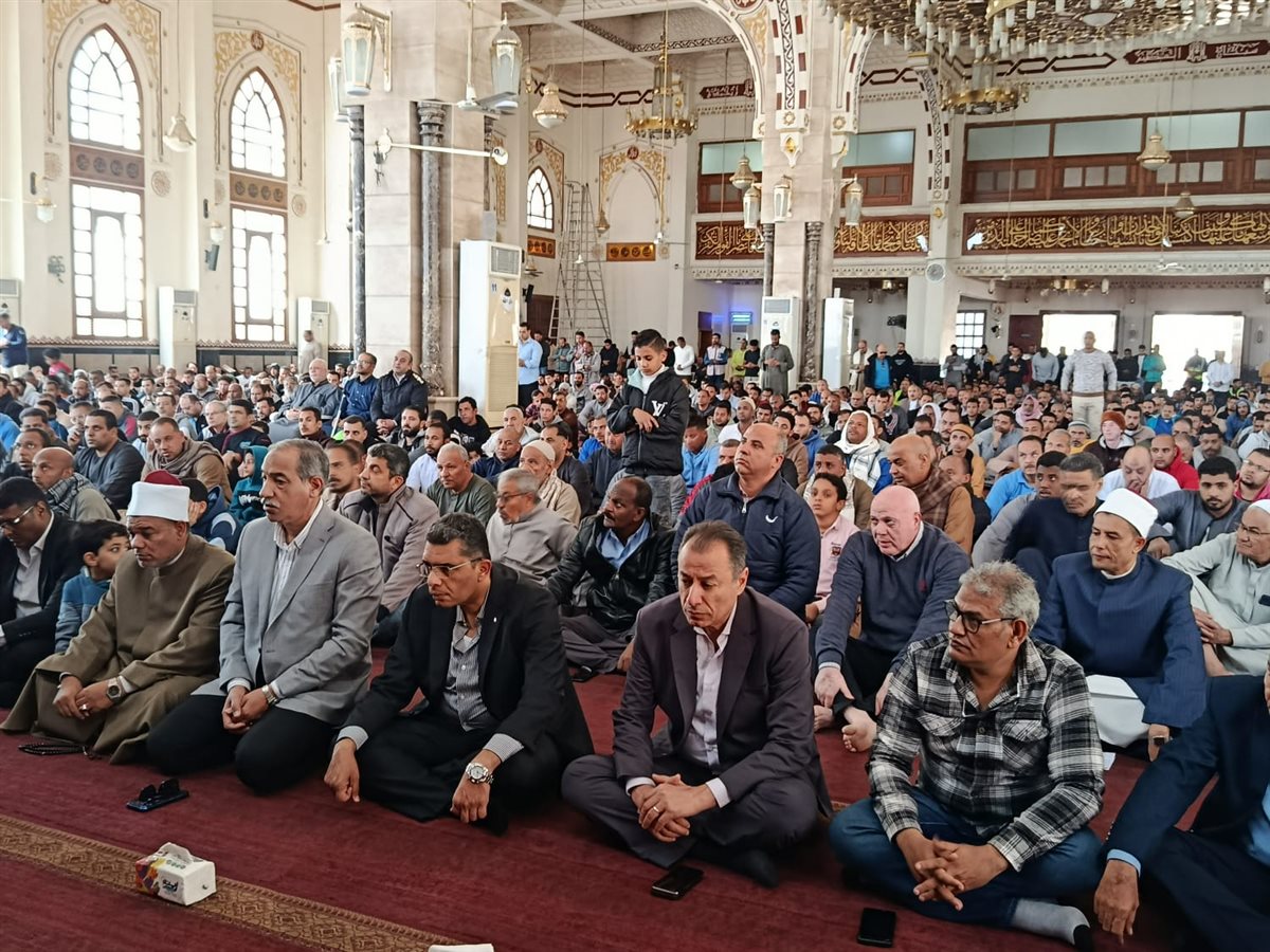 محافظ البحر الاحمر يؤدي صلاة الجمعة بمسجد الميناء بالغردقة 