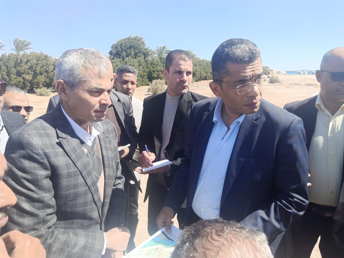 محافظ البحر الاحمر يتفقد محطة تحلية مياه الشرب 