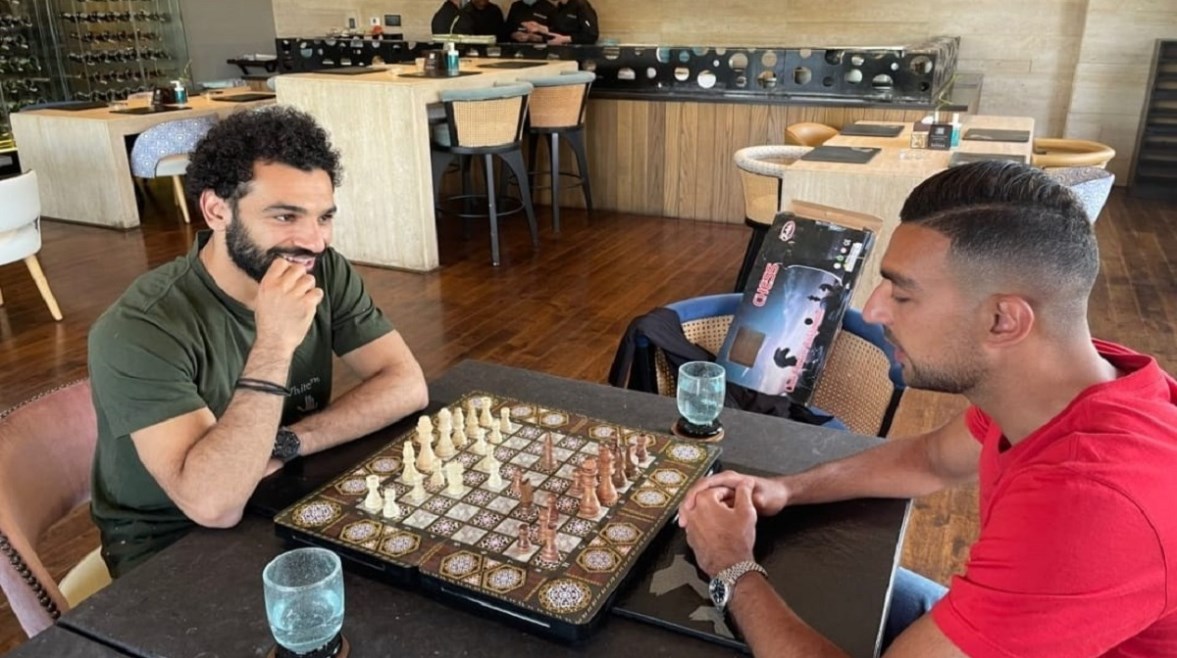 محمد صلاح خلال لعب الشطرنج رفقة كوكا