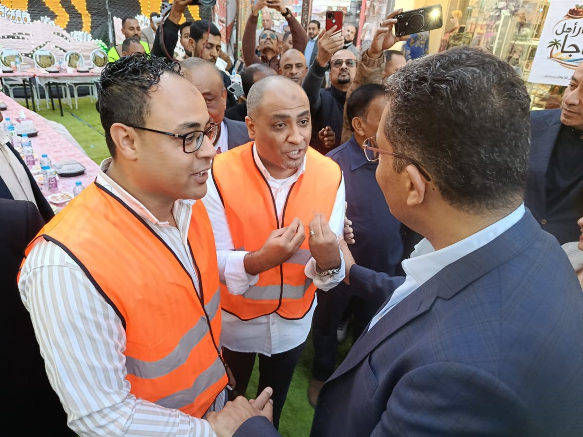 محافظ البحر الأحمر يلبي دعوة الإفطار من أهالي مدينة سفاجا