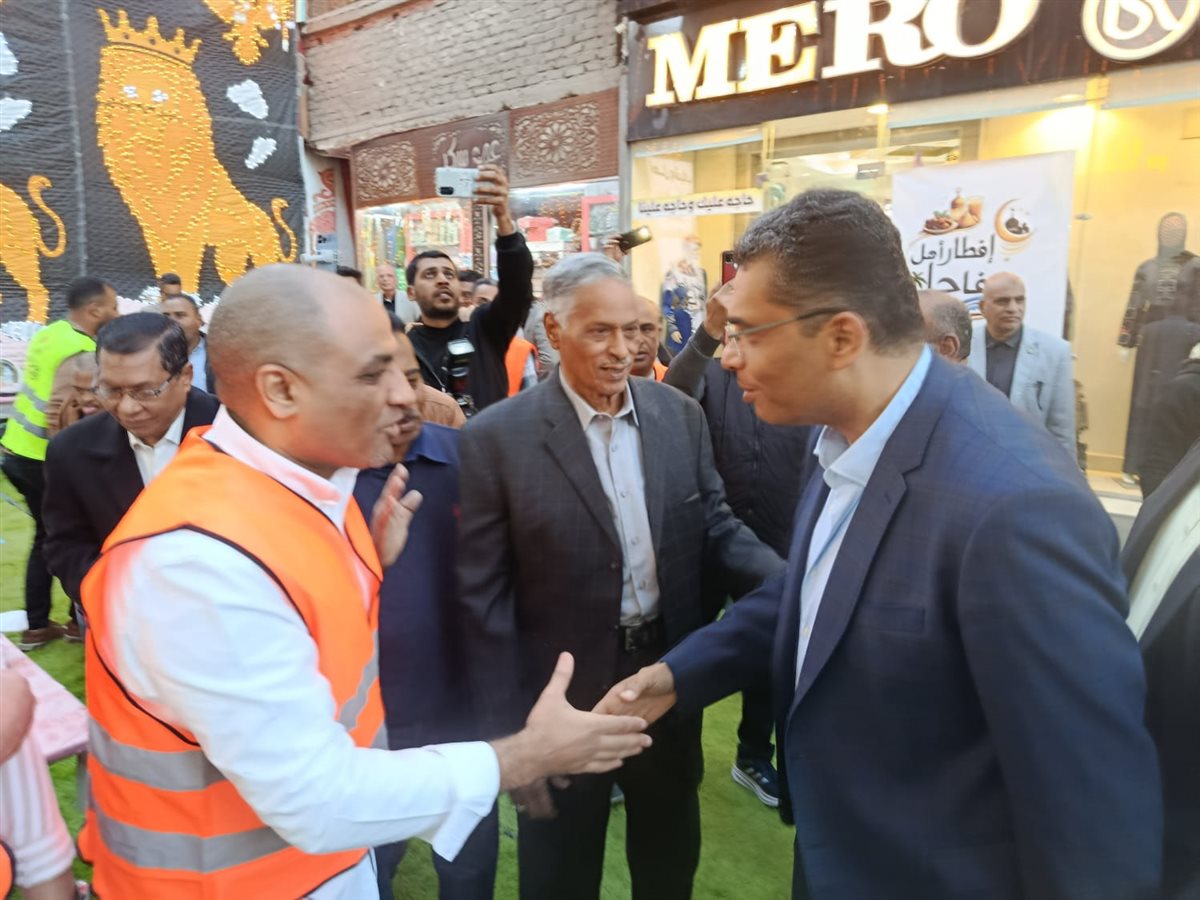 محافظ البحر الأحمر يلبي دعوة الإفطار من أهالي مدينة سفاجا