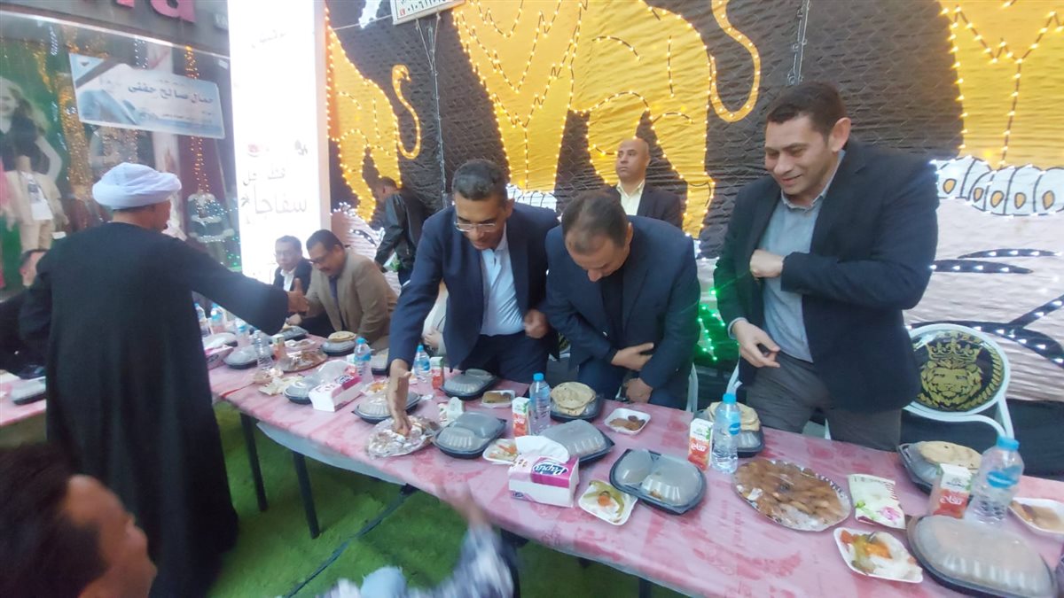 محافظ البحر الأحمر يلبي دعوة الإفطار من أهالي مدينة سفاجا