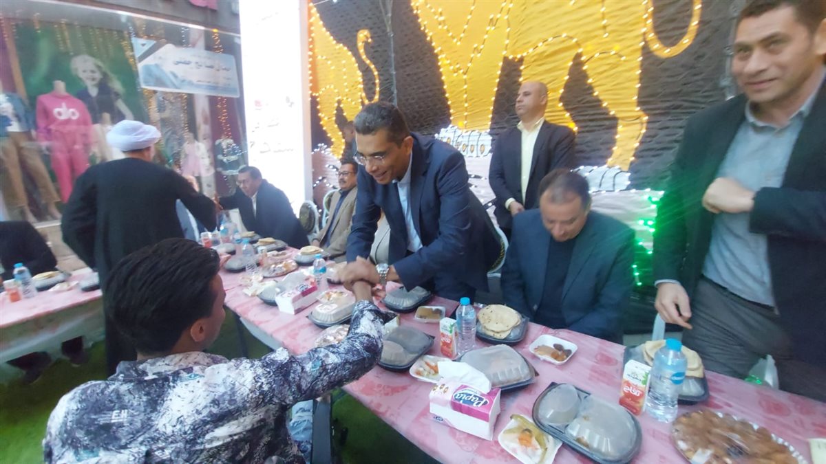 محافظ البحر الأحمر يلبي دعوة الإفطار من أهالي مدينة سفاجا