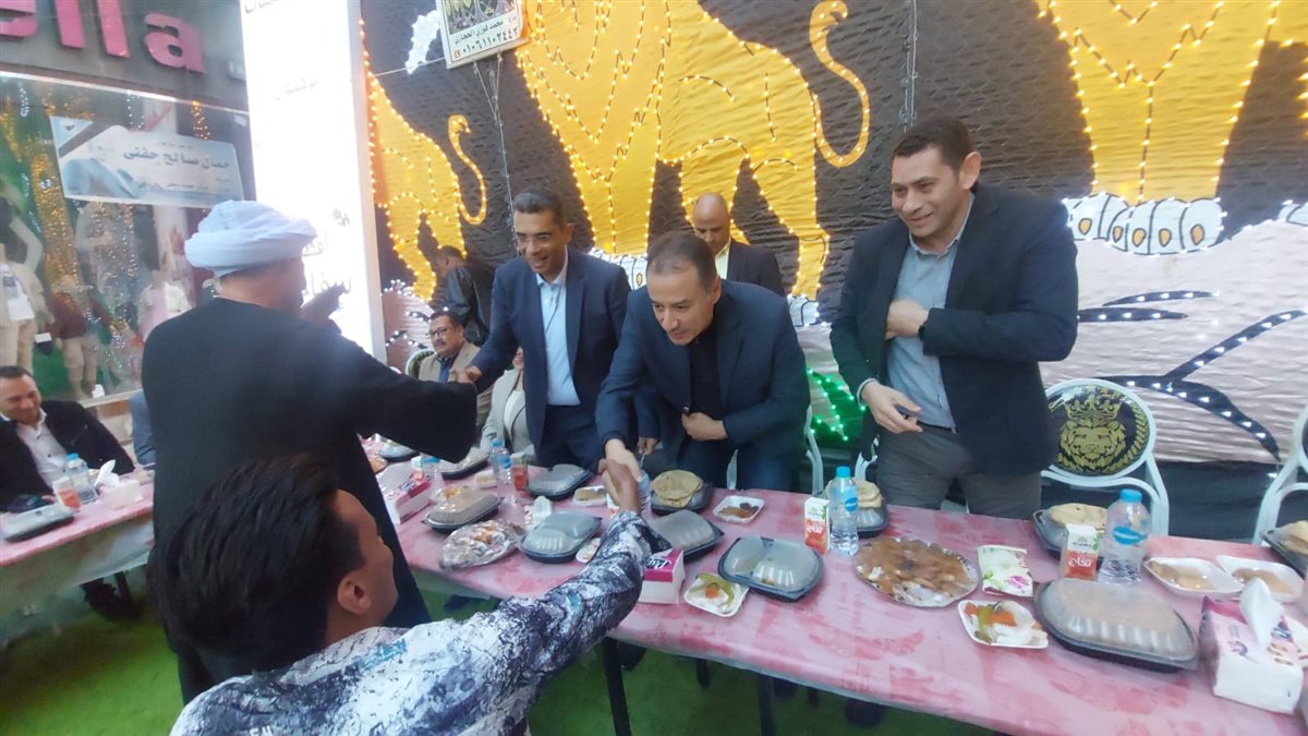 محافظ البحر الأحمر يلبي دعوة الإفطار من أهالي مدينة سفاجا
