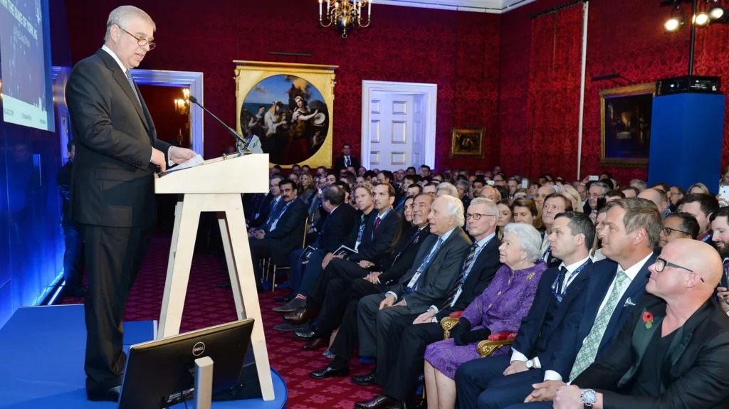 يجلس ديفيد ستيرن على يسار الملكة في فعالية Pitch@Palace في قصر سانت جيمس في لندن، في نوفمبر 2016
