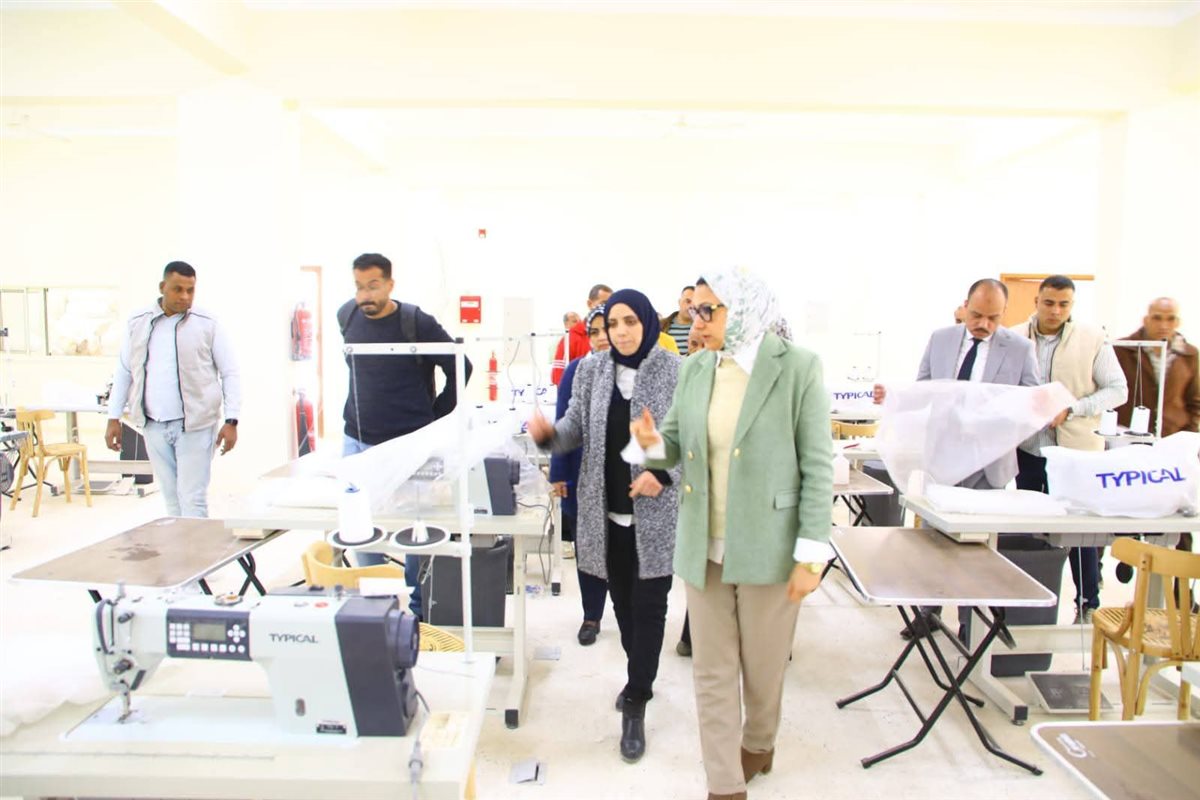 جانب من جولة محافظ الوادى الجديد بمصنع اكياس الزماط