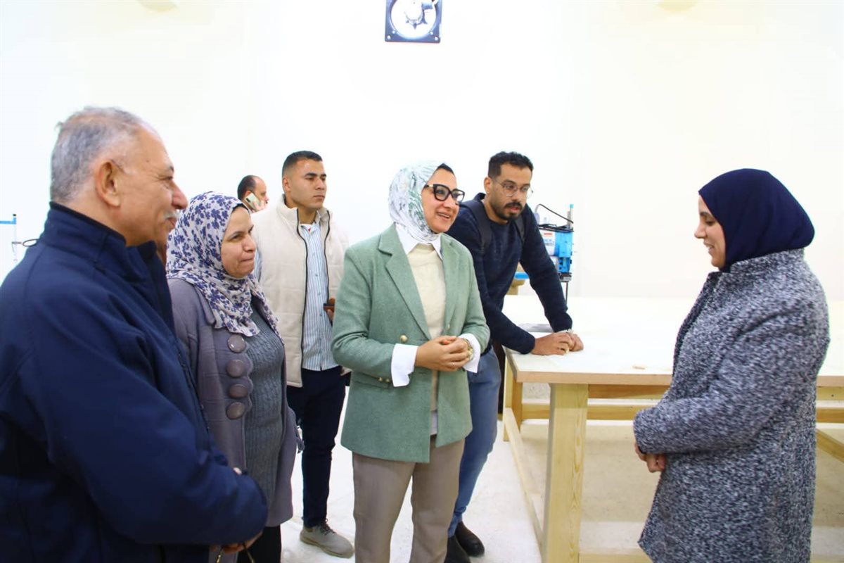جانب من جولة محافظ الوادى الجديد بمصنع اكياس الزماط