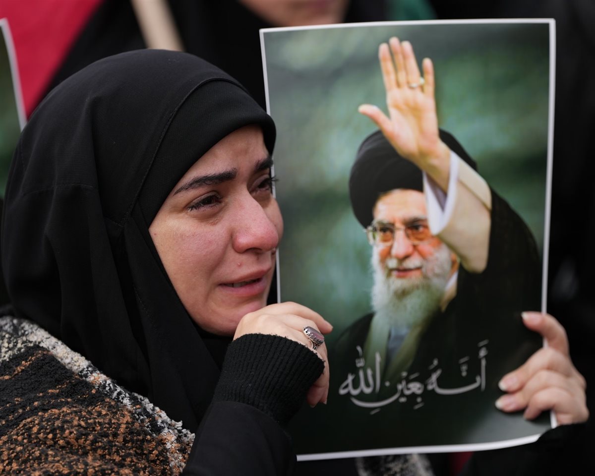 امرأة تنعى وفاة آية الله علي خامنئي في تجمع ببيروت