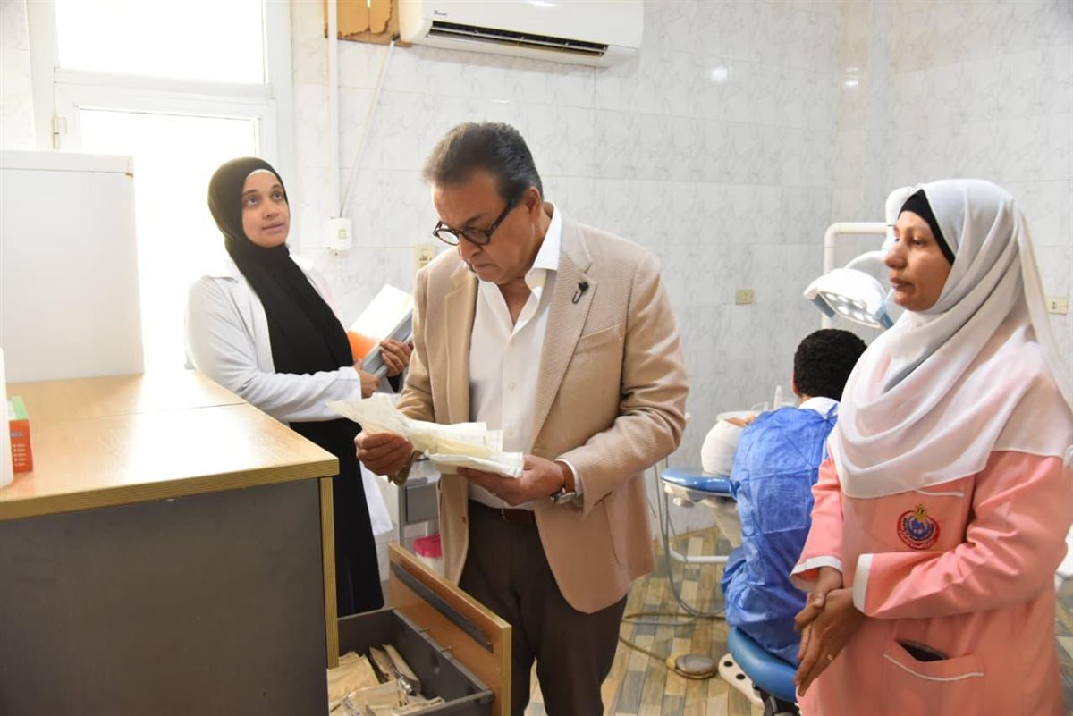 وزير الصحة خلال الجولة