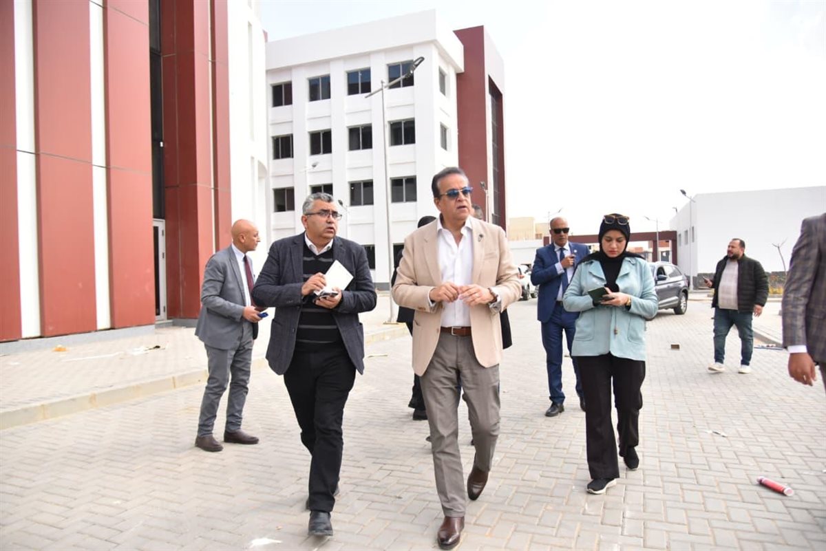 وزير الصحة خلال الجولة