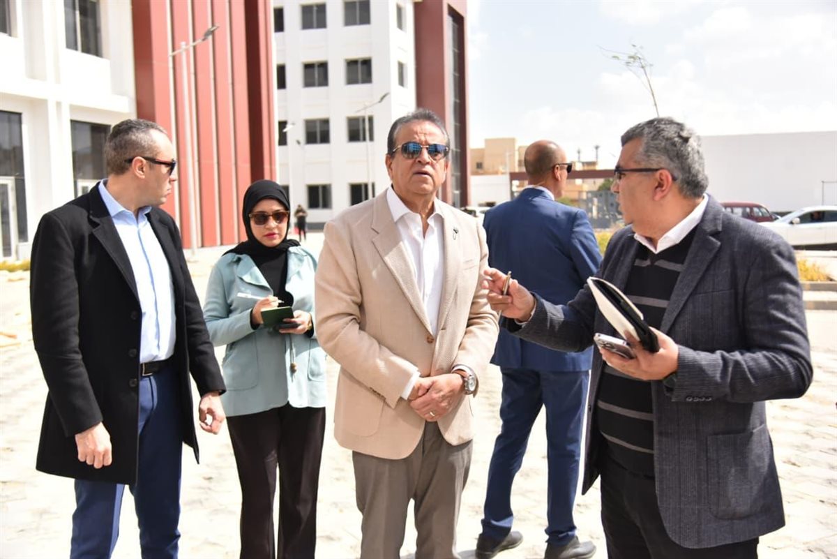 وزير الصحة خلال الجولة
