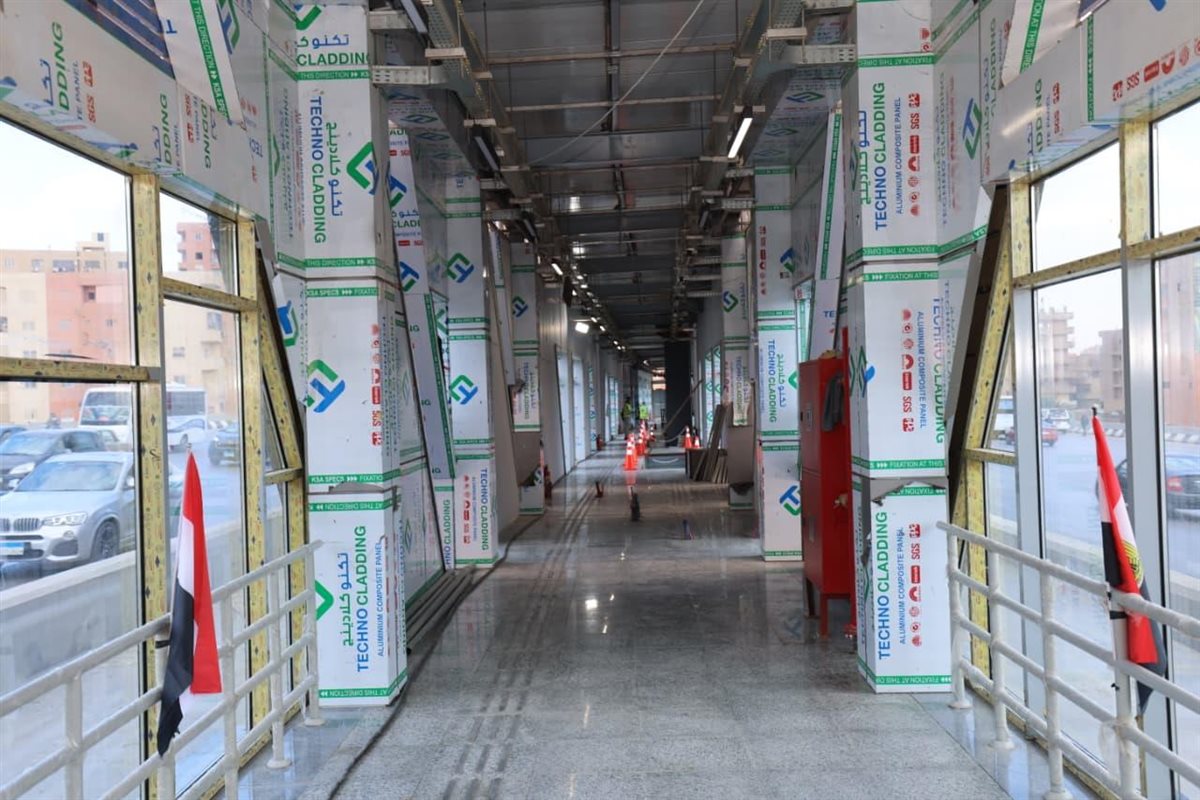من داخل إحدى محطات المرحلة الثانية من الأتوبيس الترددي BRT