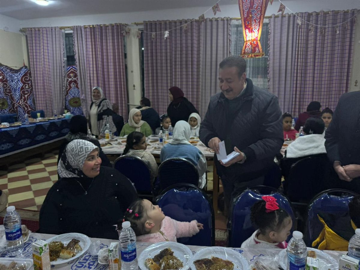 محافظ بورسعيد يوزع عيديات على الأيتام 
