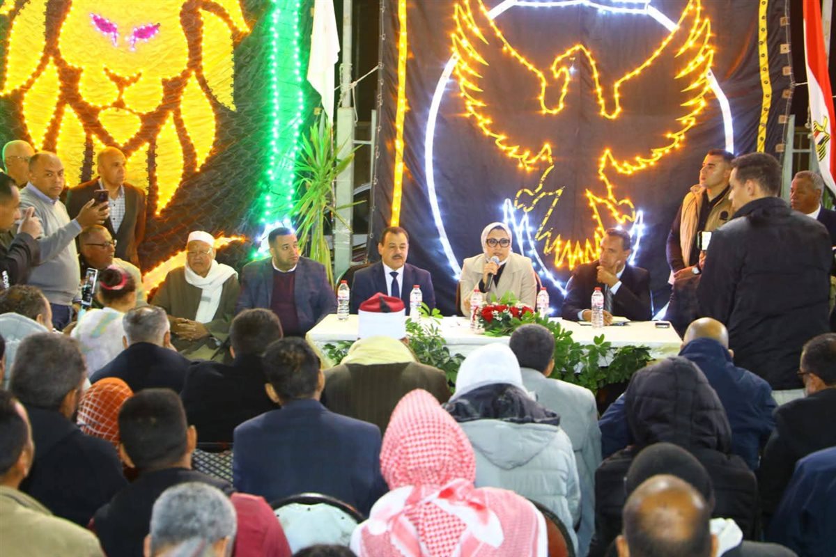 جانب من لقاء محافظ الوادي الجديد باهالي بلاط
