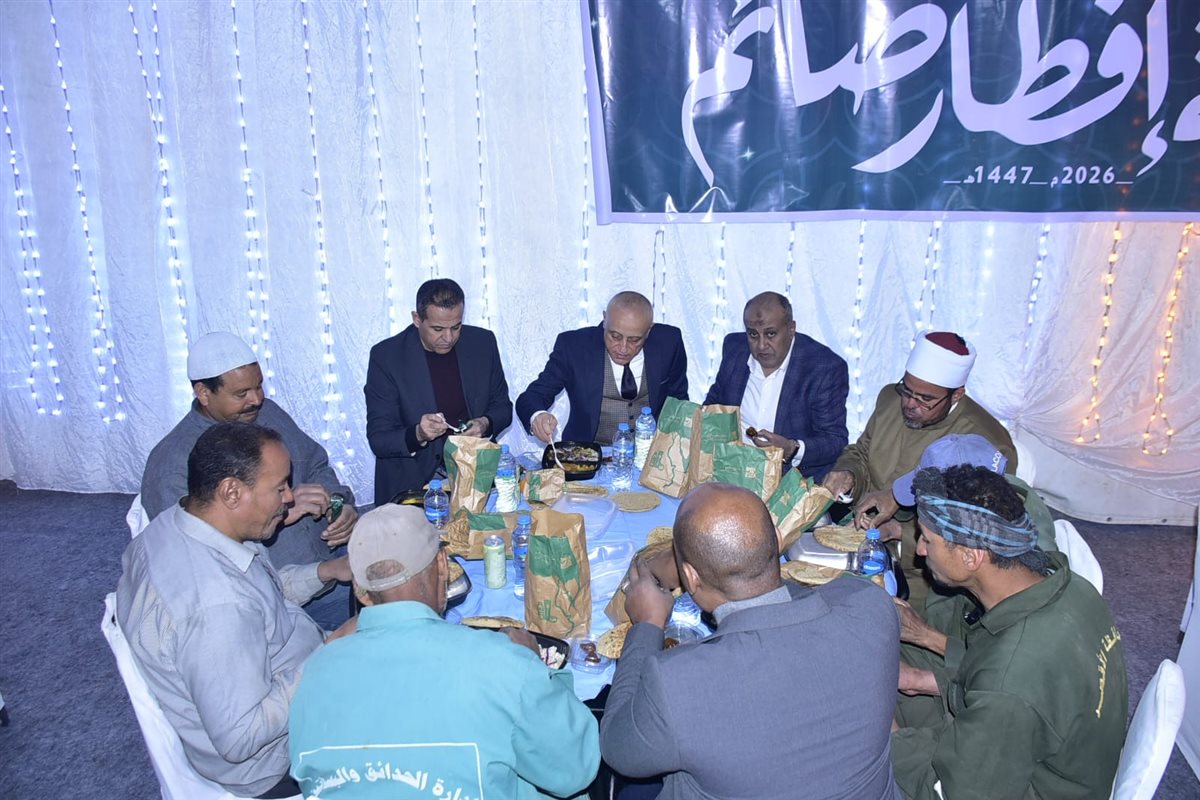 محافظ الأقصر يشارك عمال النظافة إفطارهم