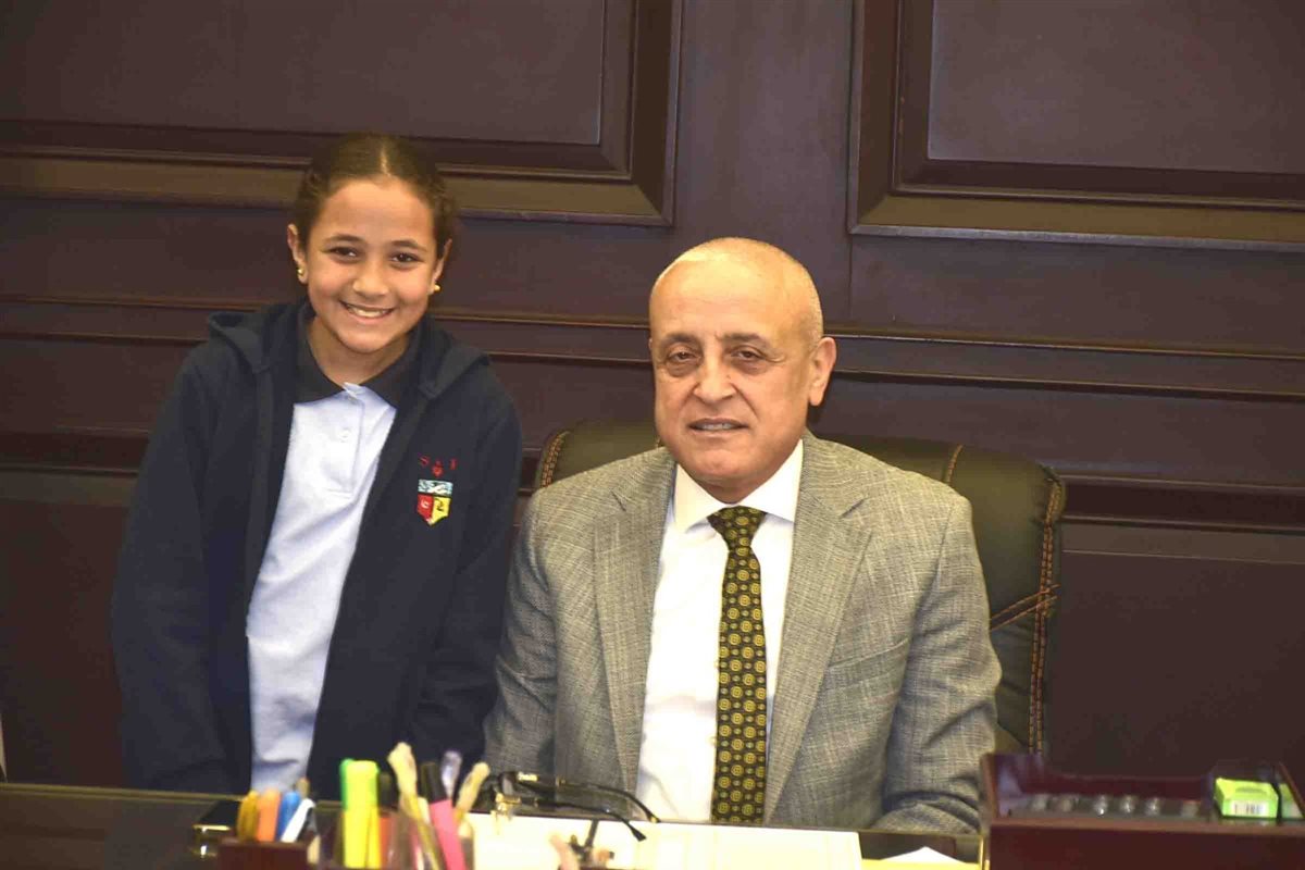 محافظ الأقصر يستقبل طلاب مدرسة الراهبات&nbsp;
