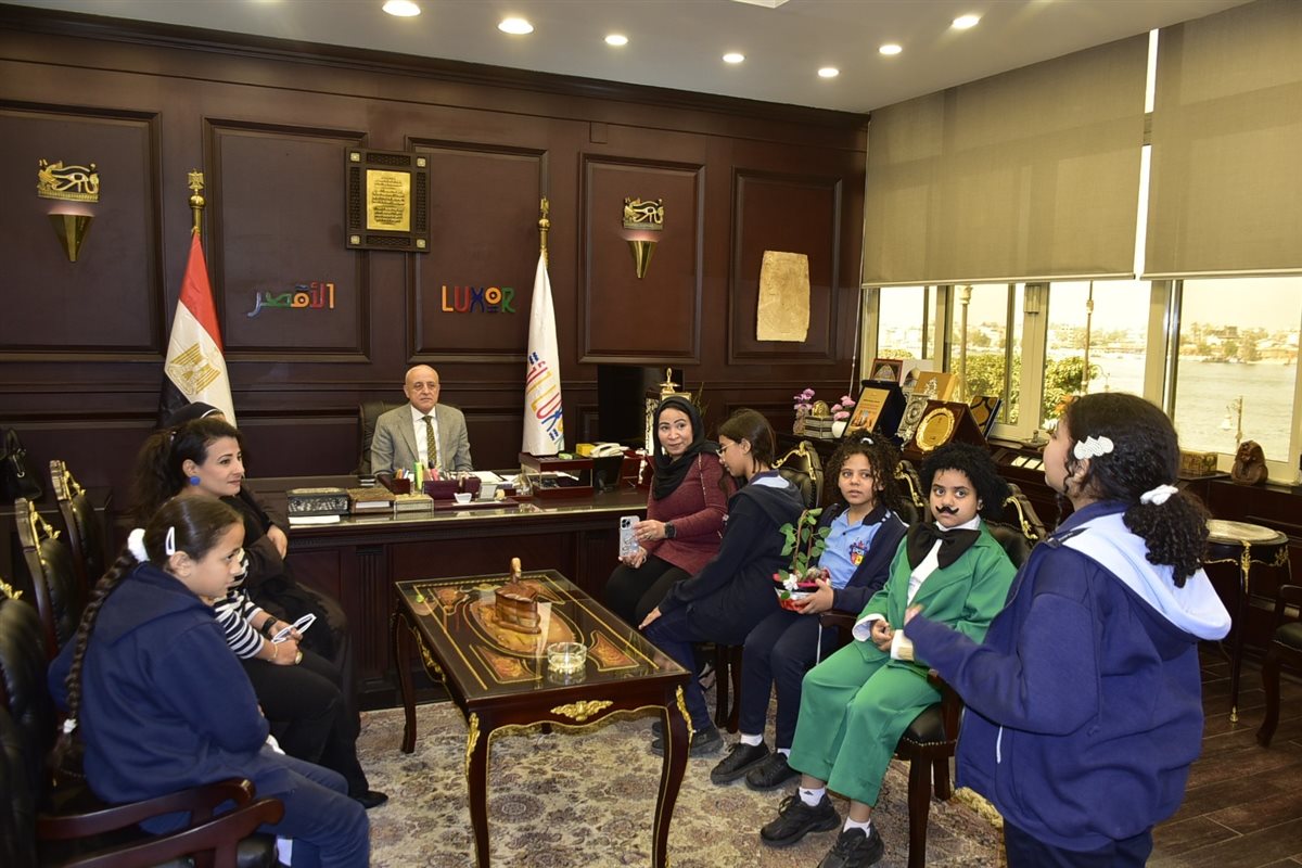 محافظ الأقصر يستقبل طلاب مدرسة الراهبات&nbsp;