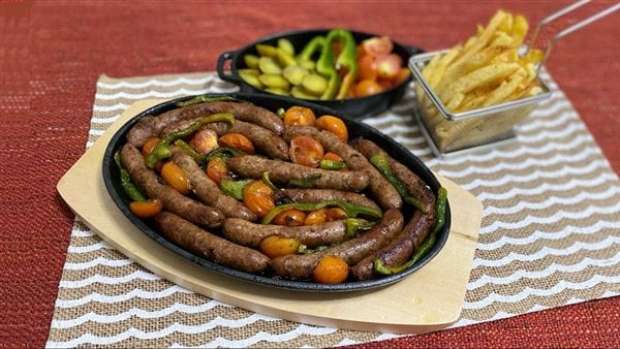 طريقة عمل السجق بالبصل والطماطم