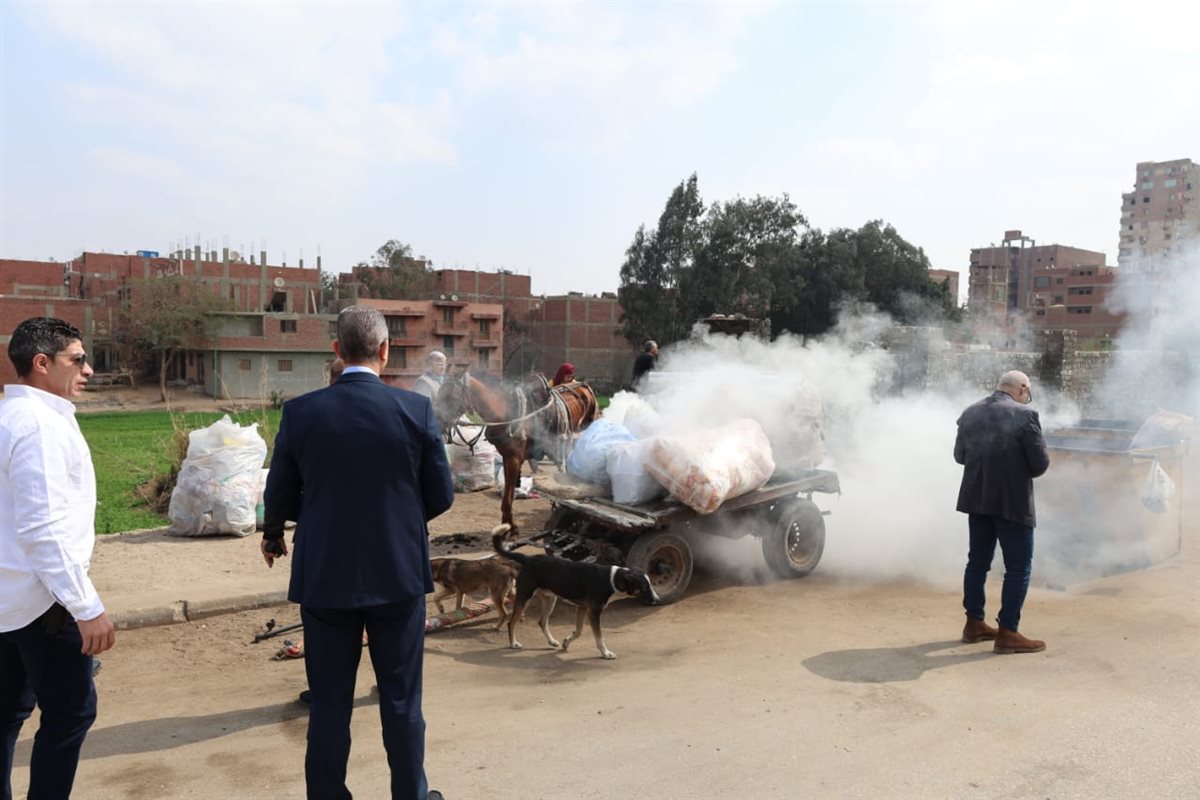 محافظ الجيزة يضبط فرزا عشوائيا وحرقا للمخلفات بالوراق