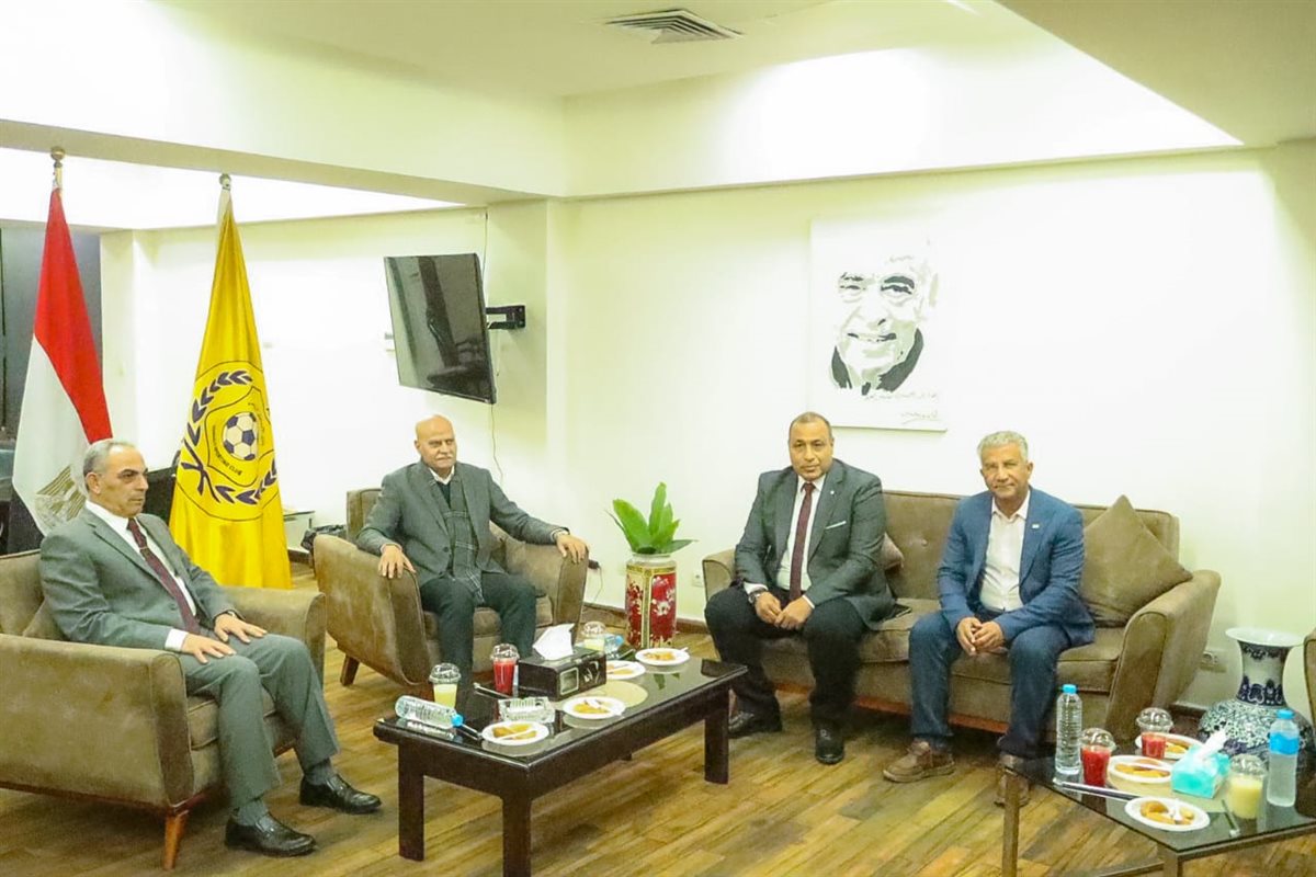 محافظ الإسماعيلية يدعم لاعبي النادي الإسماعيلي قبل مواجهة النادي المصري