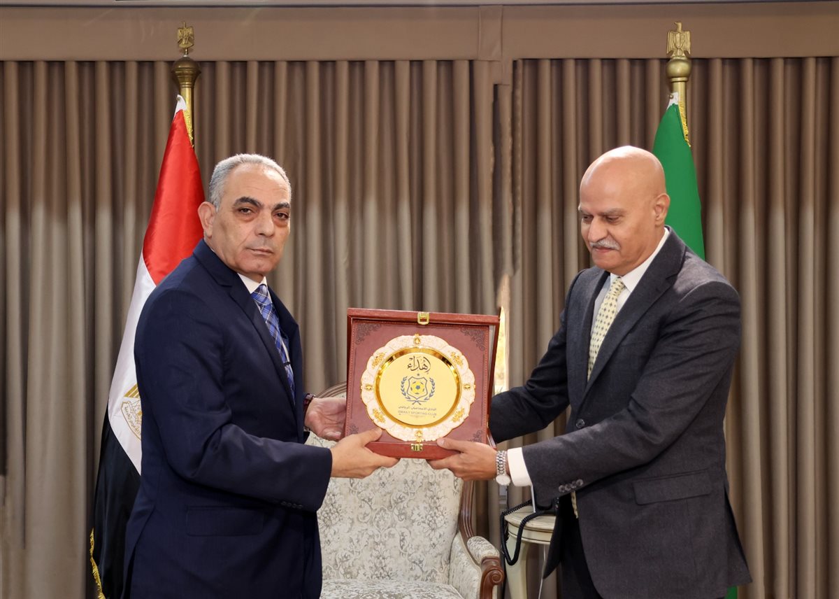 محافظ الإسماعيلية يدعم لاعبي النادي الإسماعيلي قبل مواجهة النادي المصري