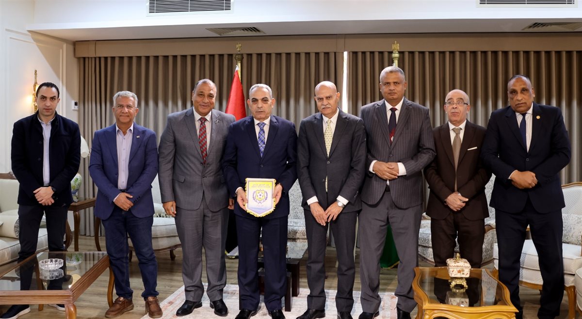 محافظ الإسماعيلية يدعم لاعبي النادي الإسماعيلي قبل مواجهة النادي المصري