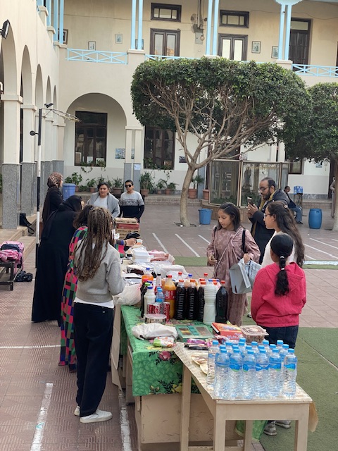 الراهبات يعددن مائدة إفطار الصائمين&nbsp;