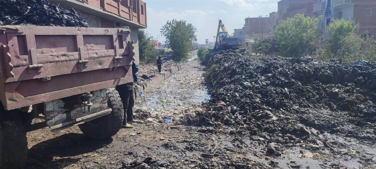 تطهير المجرى المائي بعزبة علي عبد العال بزاوية الكرادسة