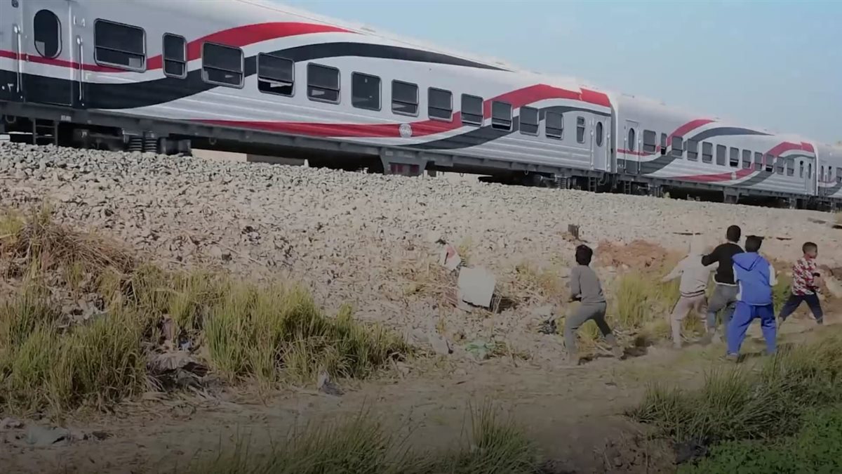 سلوكيات سلبية يرتكبها البعض عند التعامل مع مرفق السكك الحديدية