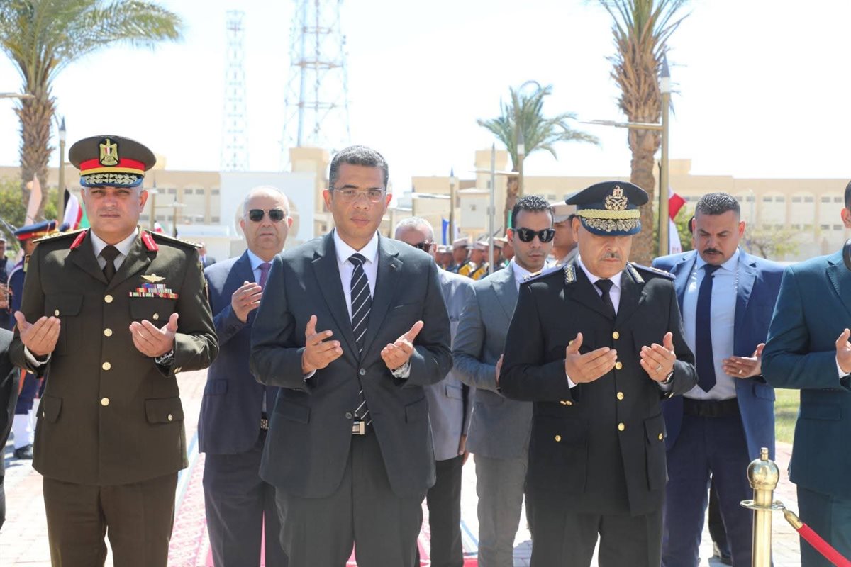 محافظ البحر الاحمر يضع إكليل من الزهور 