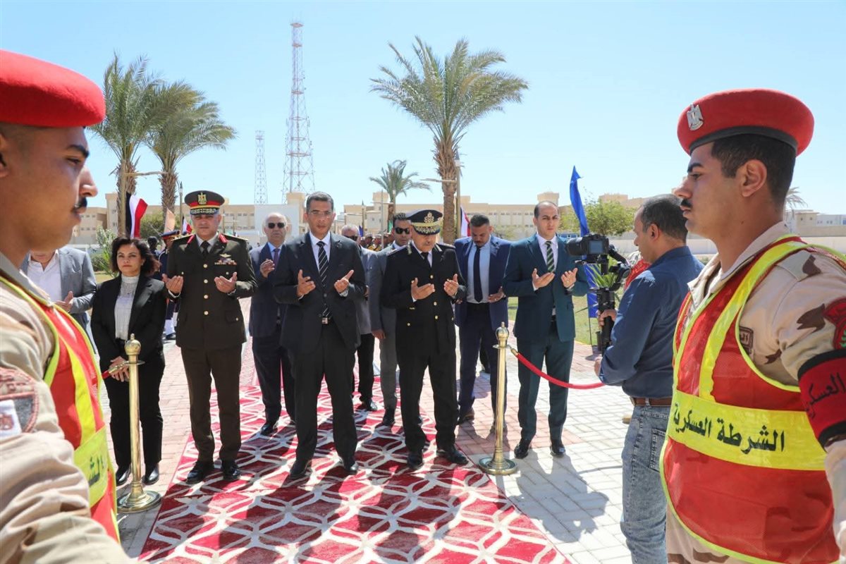 محافظ البحر الاحمر يضع إكليل من الزهور 