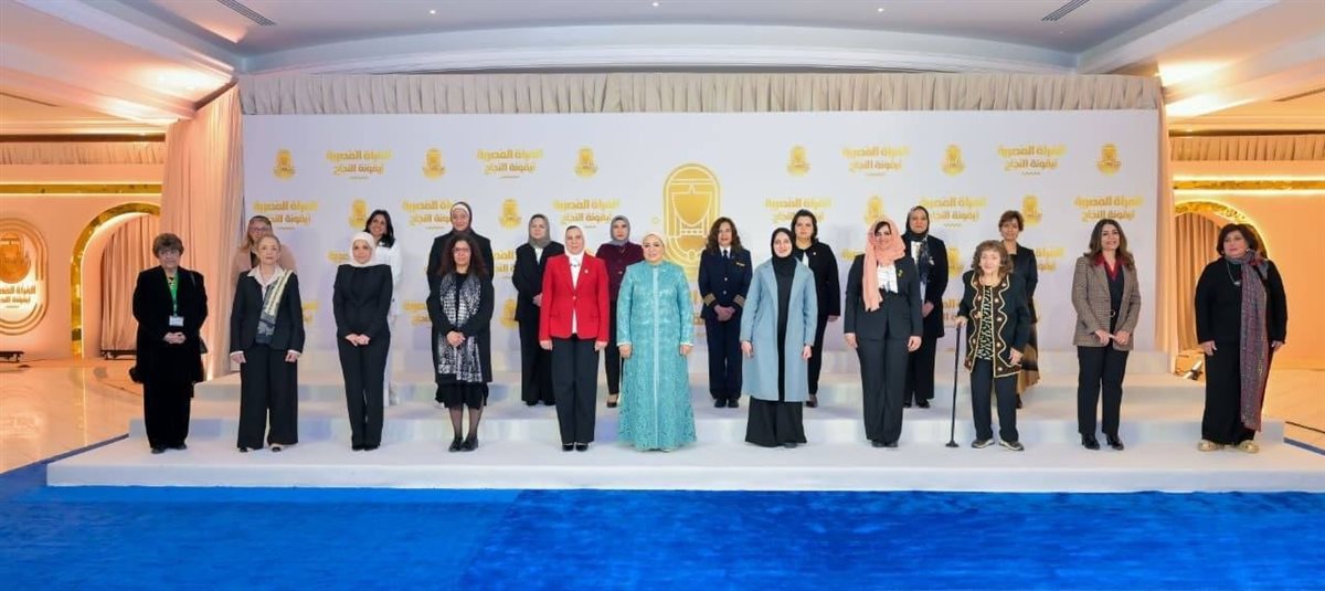 انتصار السيسي تكرم الفنانات سهير المرشدي وليلى طاهر وحنان سليمان