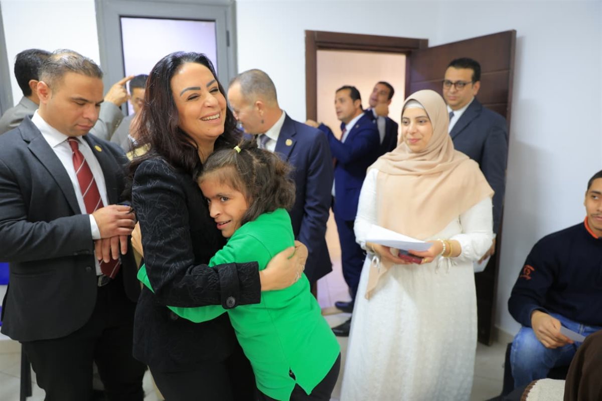 لفتة إنسانية.. وزيرة التضامن تعد الوجبات مع ذوي الهمم داخل «مطبخ الملائكة»