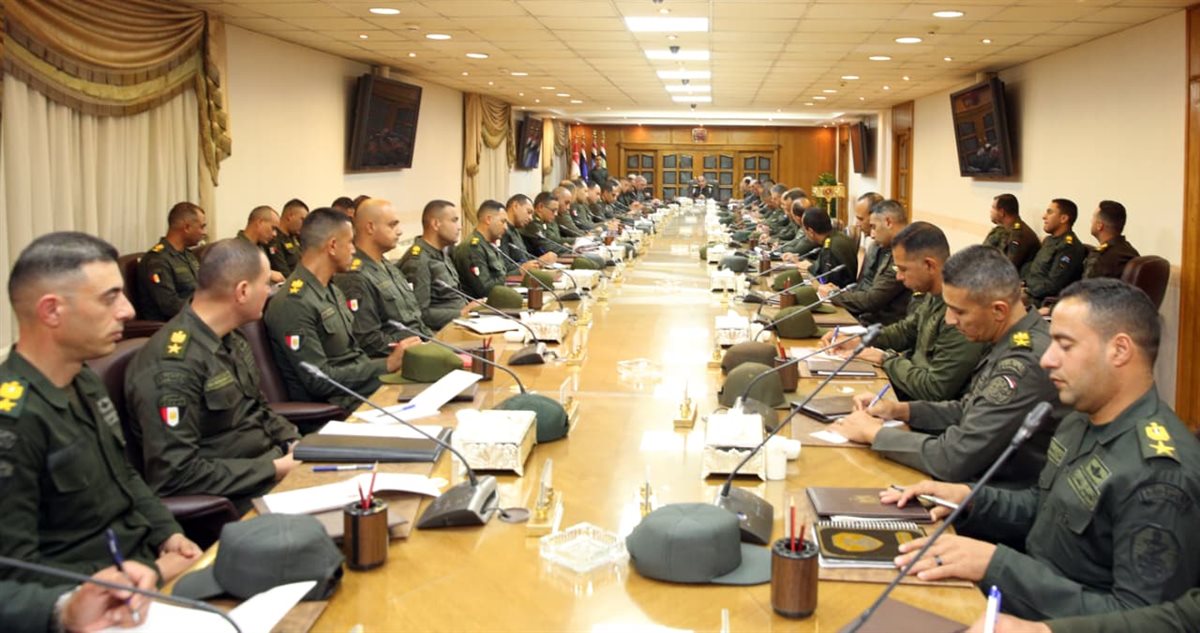 <strong>وزير الدفاع يلتقى عددًا من قادة الوحدات والوحدات الفرعية&nbsp;</strong>