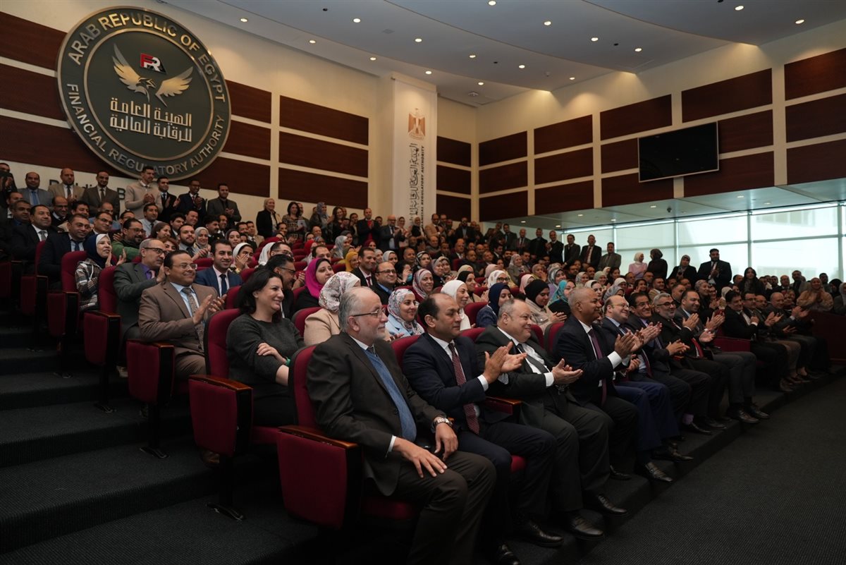 الدكتور إسلام عزام يلتقي بالعاملين&nbsp;